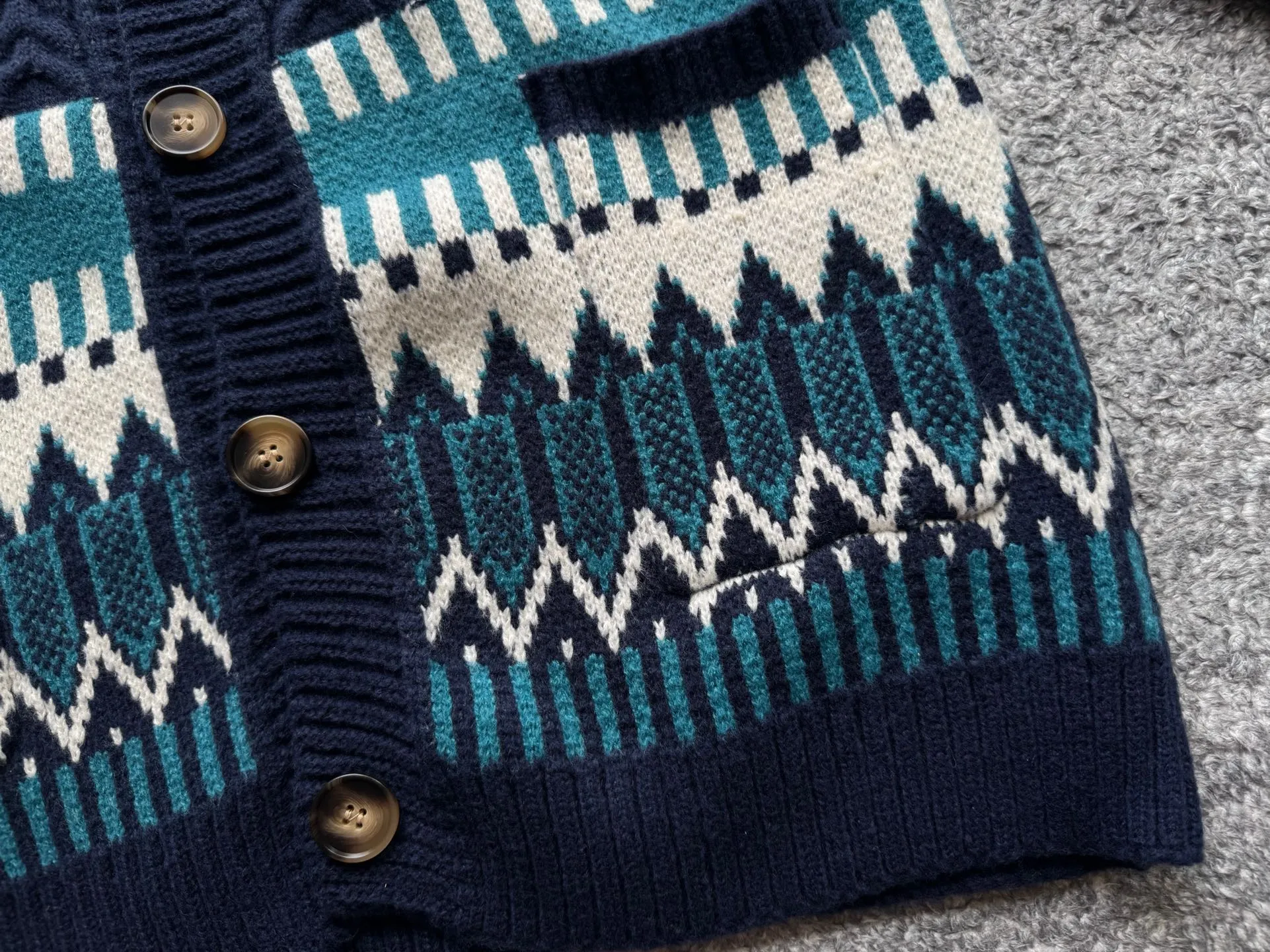 P220 Ralph Lauren old money style cable sweater. The end of the sweater must be twisted! Want to go for an American retro style but are afraid of using too much force? This cable cardigan can be called a "retro dressing cheat"~ ▫️Cable workmanship = the king of retro atmosphere: the three-dimensional cable pattern replicates the texture of American vintage clothes, not deliberately to look old, but with a "sensation of luxury accumulated over time". The moment you put it on, you have the "smell of a male protagonist in a campus movie", and the hair tie was praised as "clothes cheating" when taking photos~ ▫️It doesn't matter your body shape but also hides a lot of fat. It can also be worn by boys with broad shoulders and slightly fat, V The collar can also modify the neck line, making the person look more upright~ Wear it under a coat/down jacket in winter, revealing the cable ties and small red labels, and the sense of layering is directly stunning~ It is perfect with sneakers and leather shoes. American boys rush with their eyes closed, and directly reorganize their wardrobe~ Color: Navy Blue Apricot Size S Height 165-170CM Weight 110-125 M Height 170-175CM Weight 125-140 L Height 175-185CM Weight 140-155